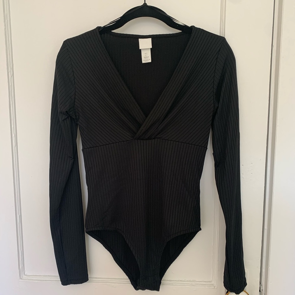 Black ZARA long-sleeve V-neck ribbed onesie